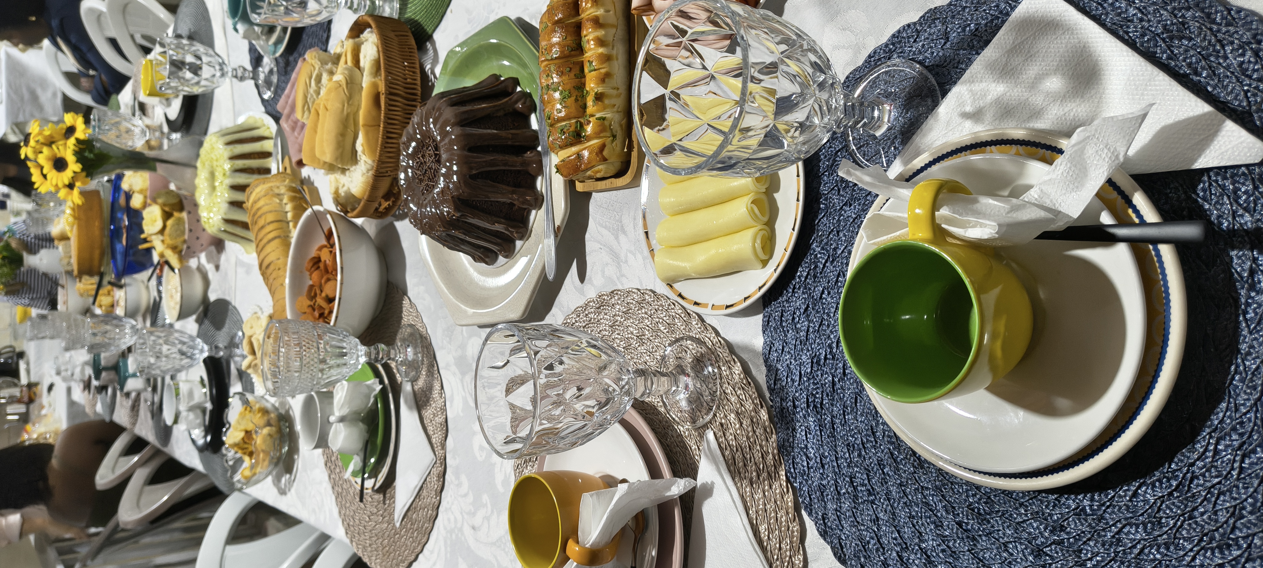 Mesa preparada com xícaras, alimentos e elementos de acolhimento