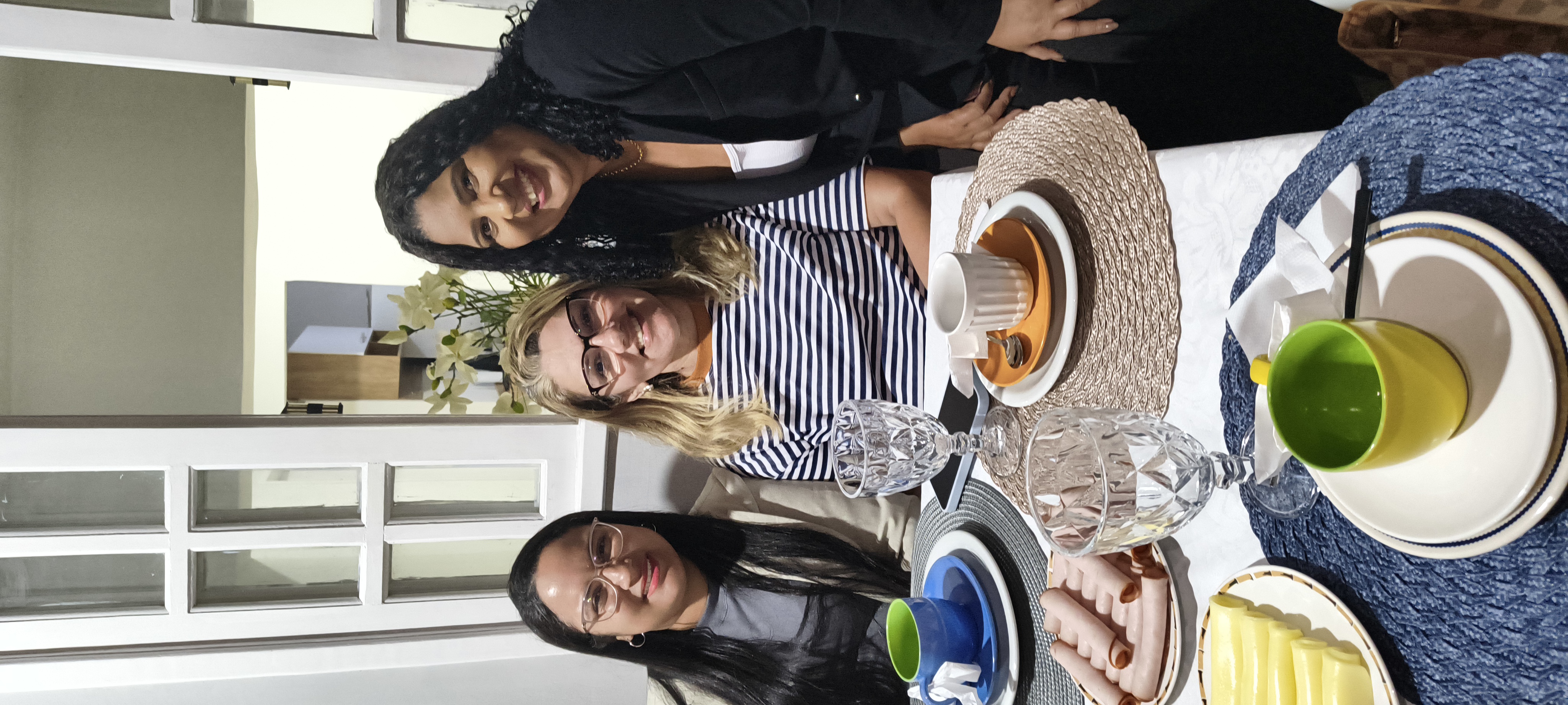 Mulheres reunidas em uma experiência coletiva