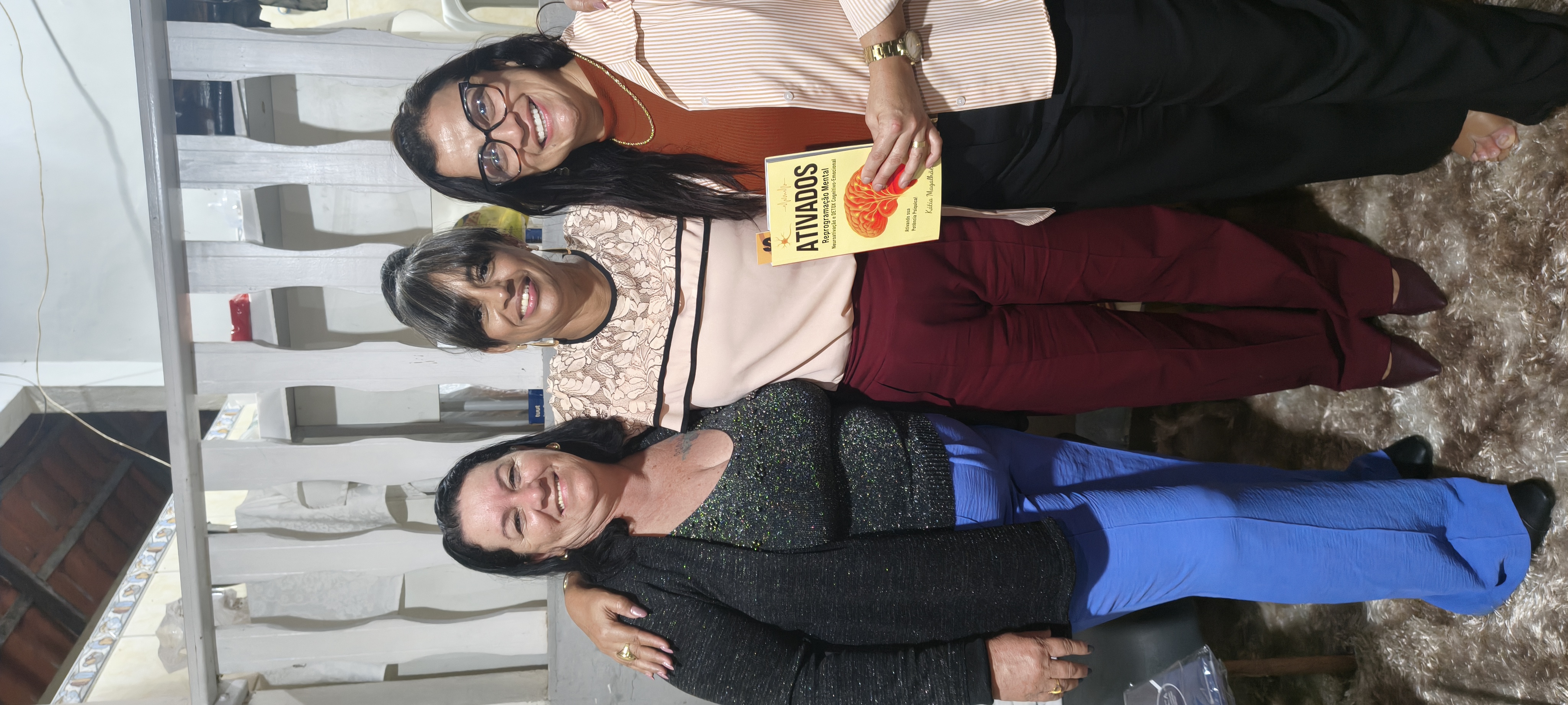 Participantes reunidas com o livro ATIVADOS